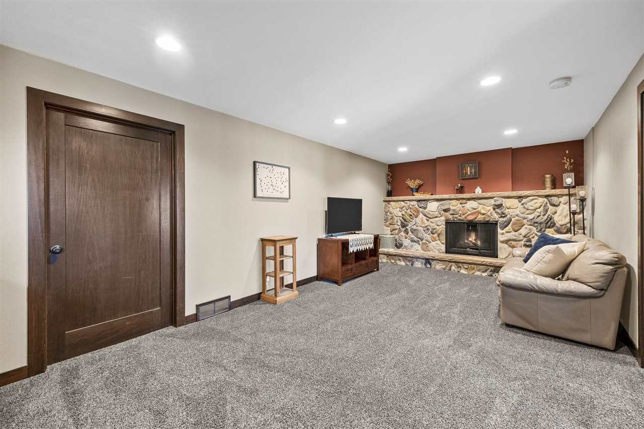 1896 Sunset Drive NE Solon IA 52333