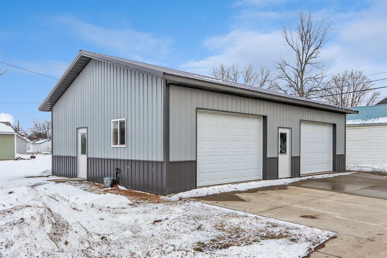 300 W Pine Street Marengo IA 52301