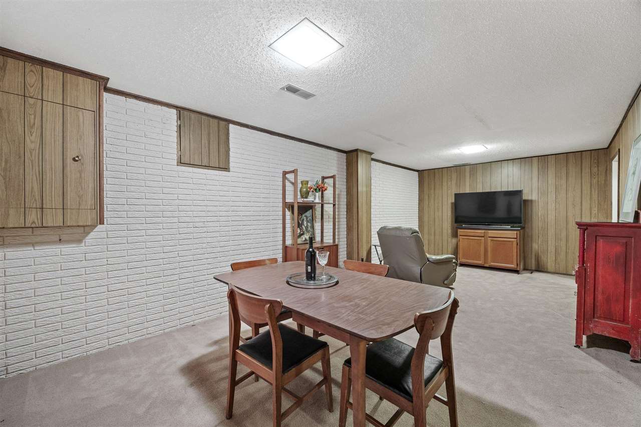 556 Mahaska Court Iowa City IA 52246