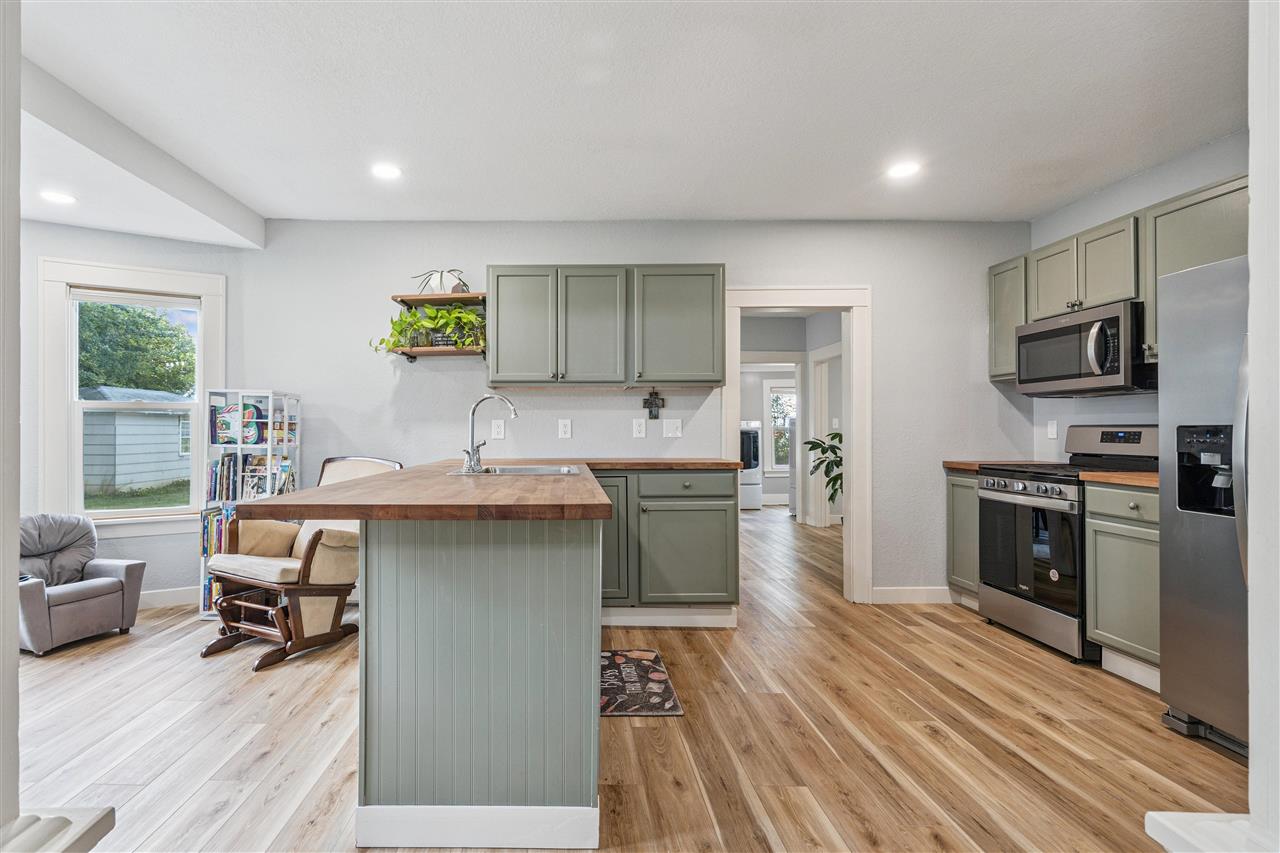 121 Brady Street Hills IA 52235