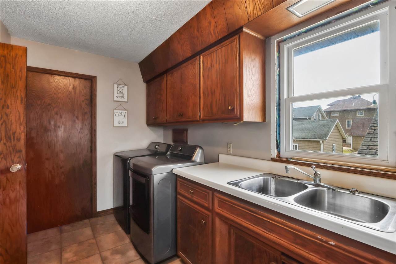 204 W Maple Street Williamsburg IA 52361