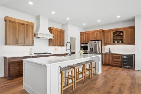 702 Lakeview Court Tiffin IA 52340