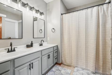 7997 218th Avenue Martelle IA 52305