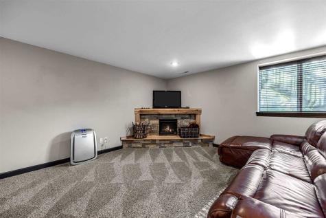 1626 Prairie Rose Drive SW Cedar Rapids IA 52404