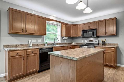 1105 Maple Street Robins IA 52328