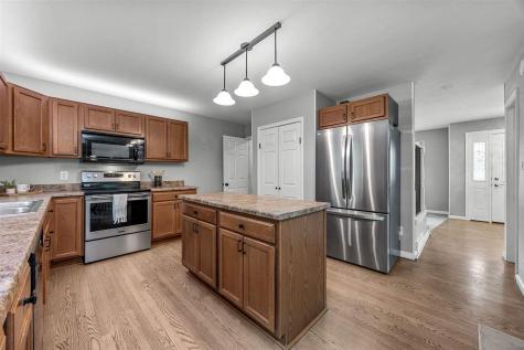 1105 Maple Street Robins IA 52328