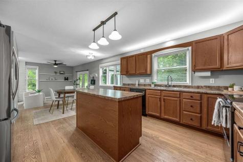 1105 Maple Street Robins IA 52328