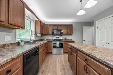 1105 Maple Street Robins IA 52328