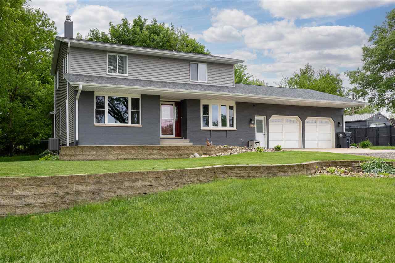 1105 Maple Street Robins IA 52328