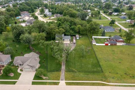 1105 Maple Street Robins IA 52328