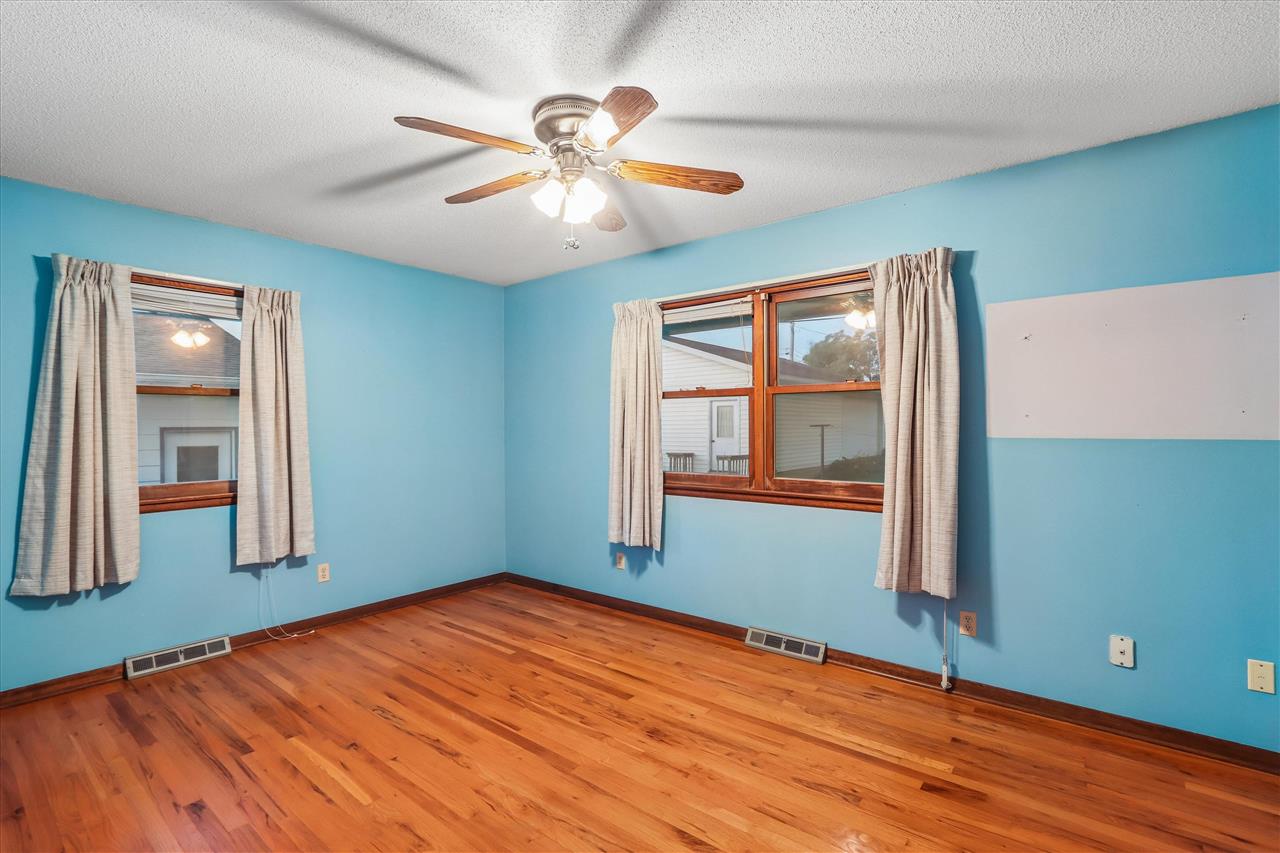 609 E Hickory Street Riverside IA 52327