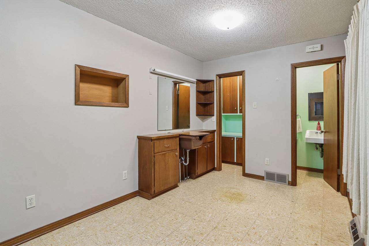 609 E Hickory Street Riverside IA 52327