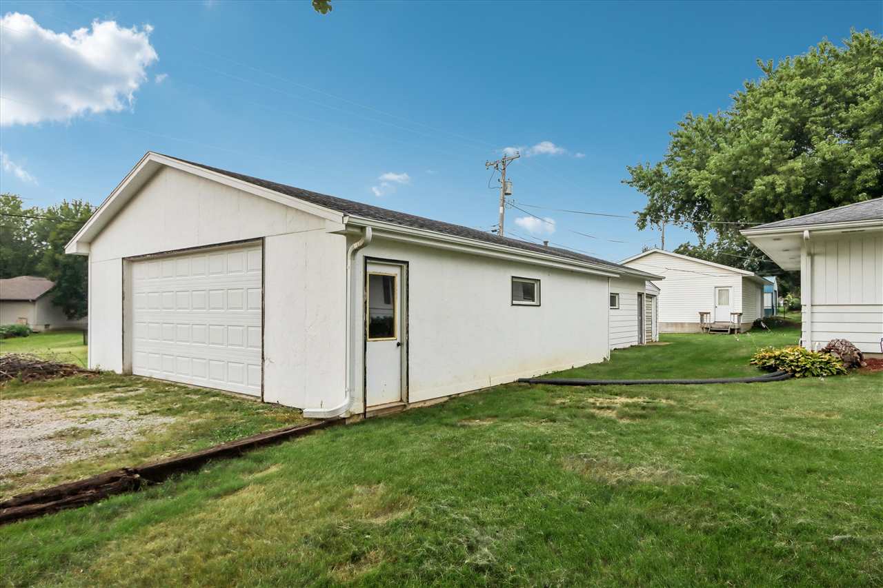 609 E Hickory Street Riverside IA 52327
