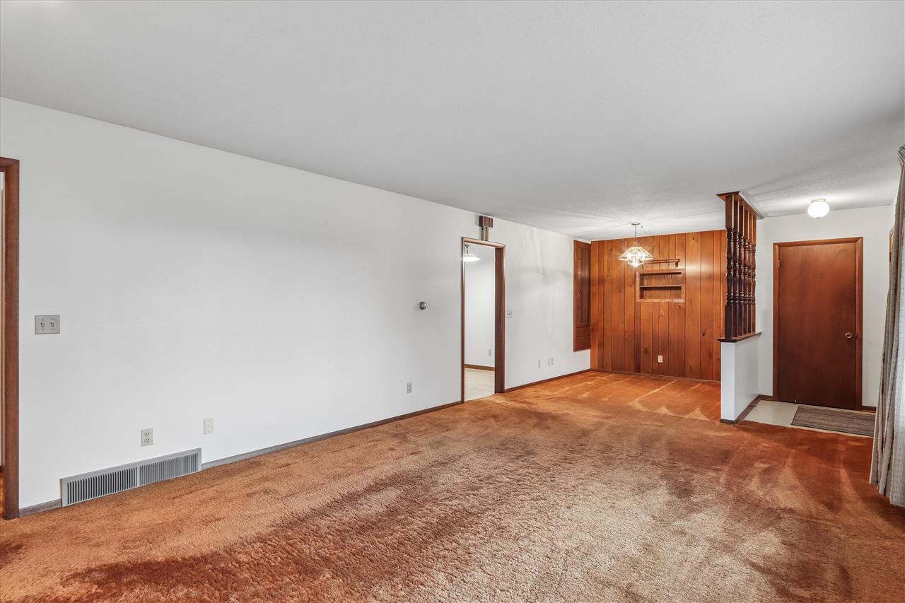 609 E Hickory Street Riverside IA 52327