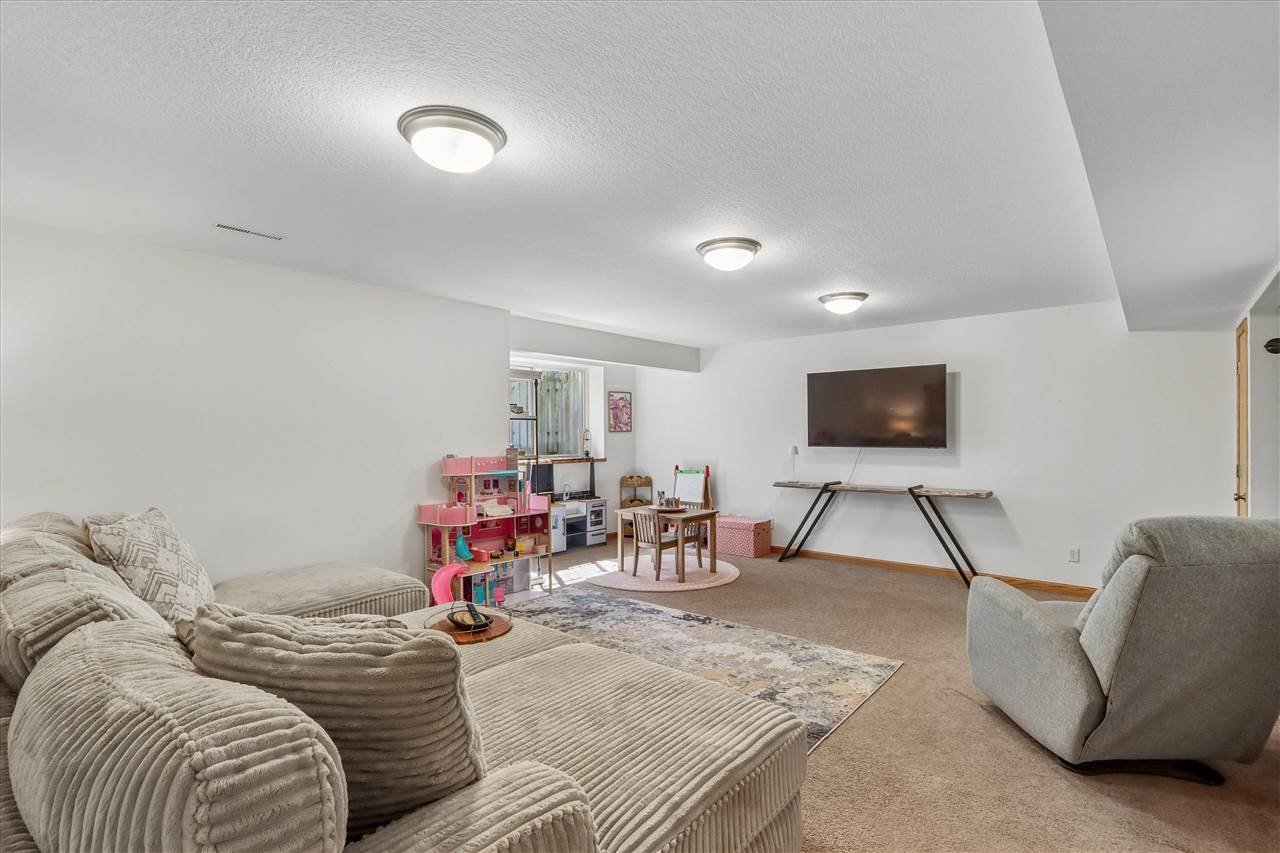 197 Rogers Drive Williamsburg IA 52361