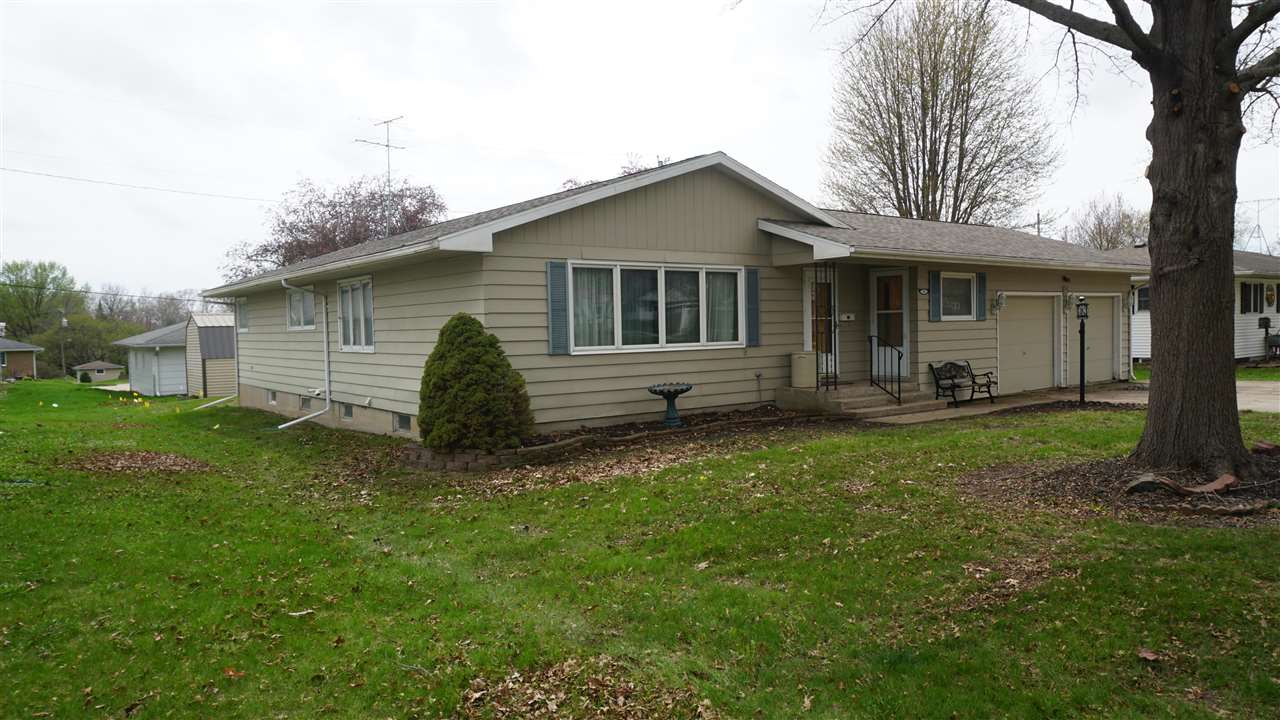107 E Pioneer Road Lone Tree IA 52755