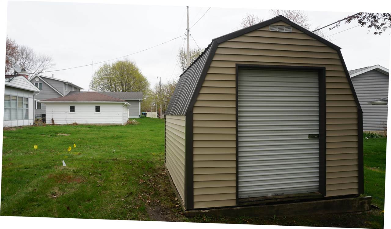 107 E Pioneer Road Lone Tree IA 52755