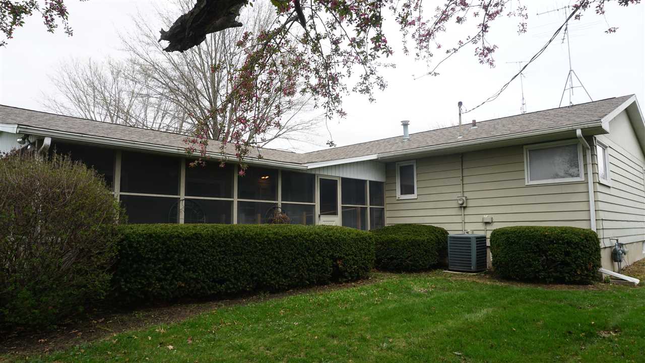107 E Pioneer Road Lone Tree IA 52755