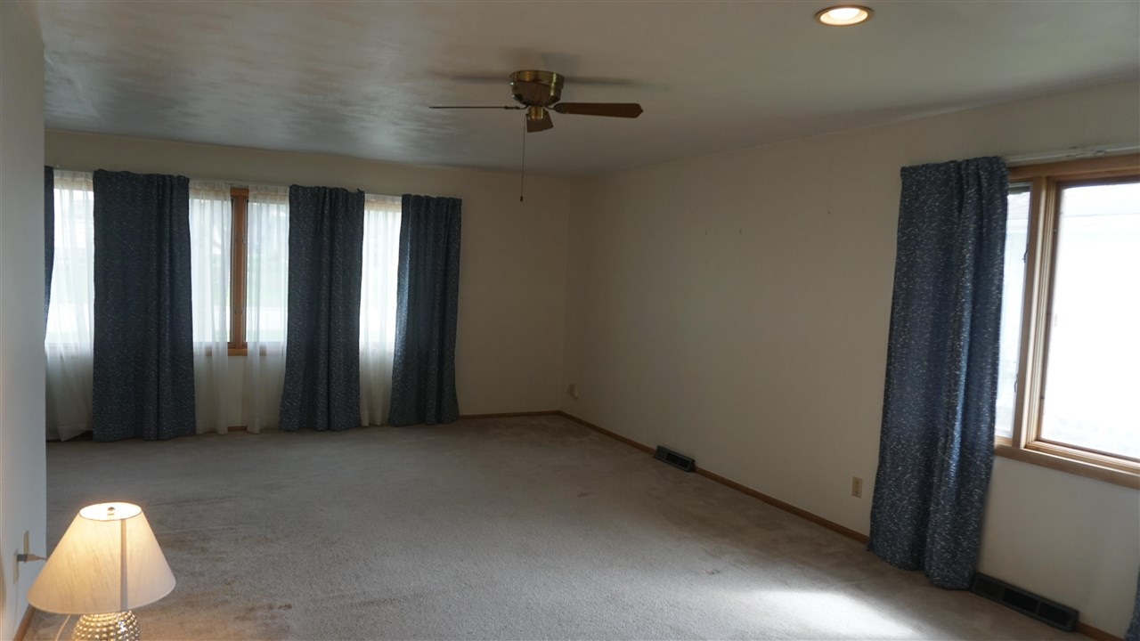 107 E Pioneer Road Lone Tree IA 52755