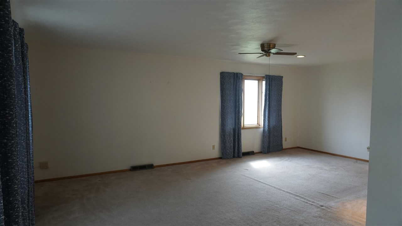 107 E Pioneer Road Lone Tree IA 52755