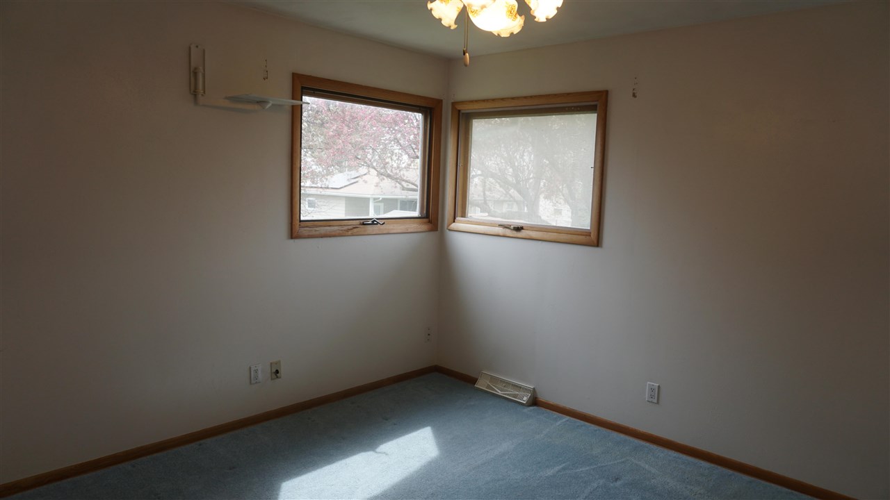 107 E Pioneer Road Lone Tree IA 52755