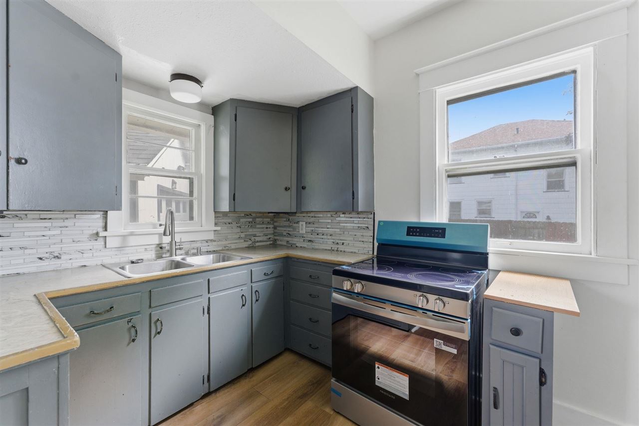 1214 E 2nd Street Muscatine IA 52761