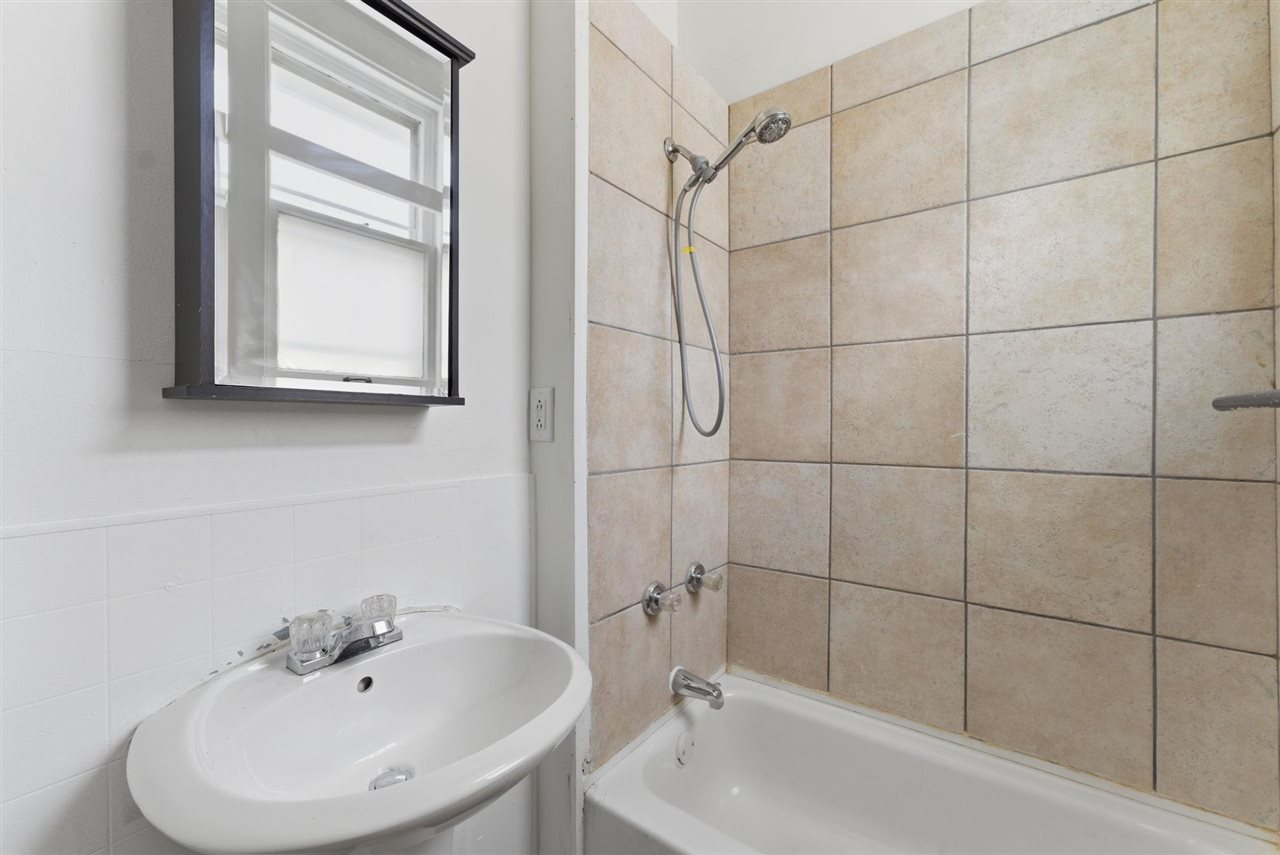 1214 E 2nd Street Muscatine IA 52761