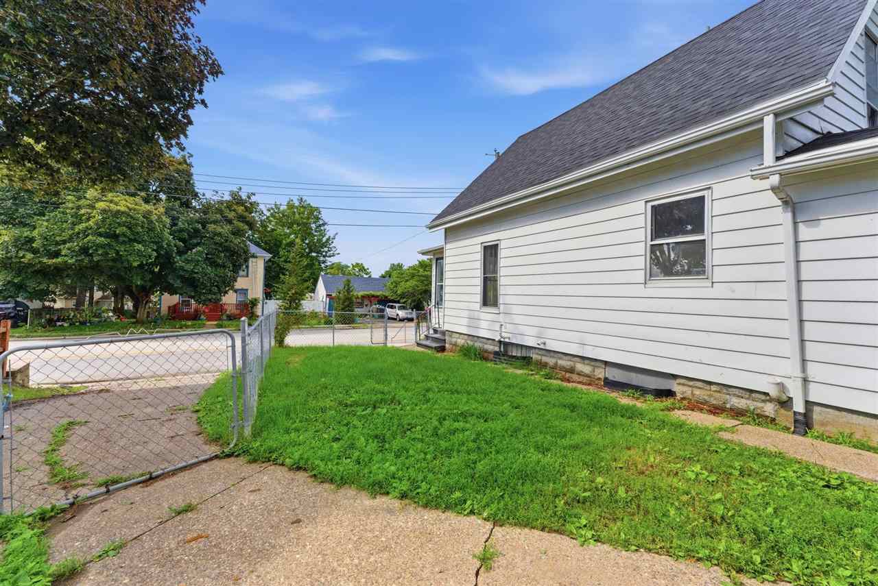 1214 E 2nd Street Muscatine IA 52761