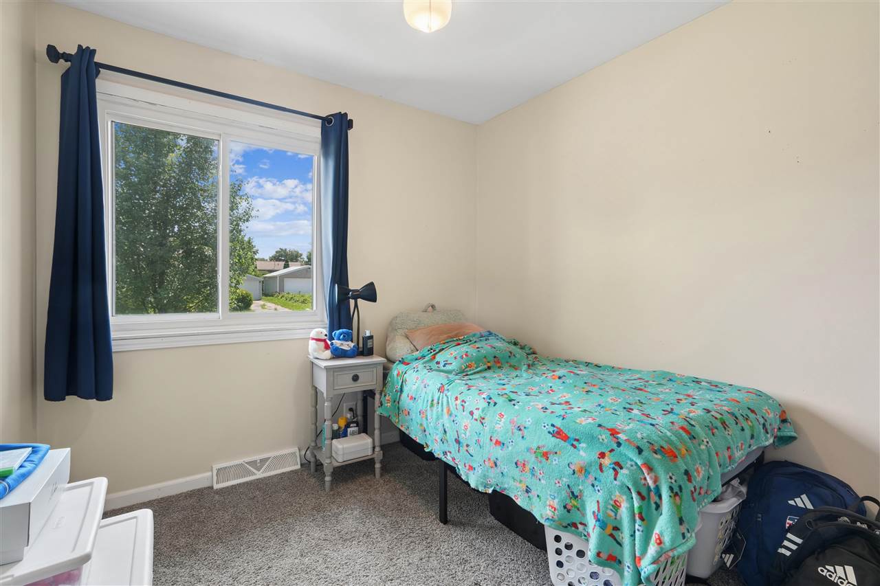 5240 Harbet Avenue NW Cedar Rapids IA 52405