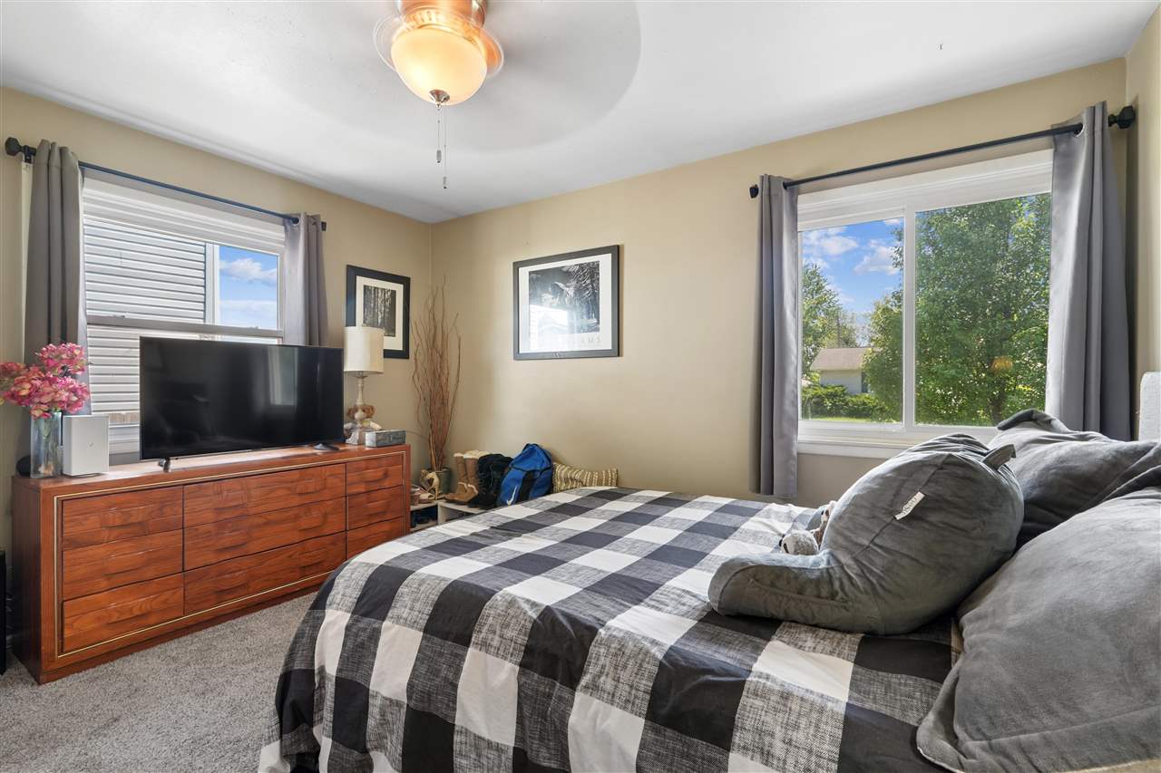 5240 Harbet Avenue NW Cedar Rapids IA 52405