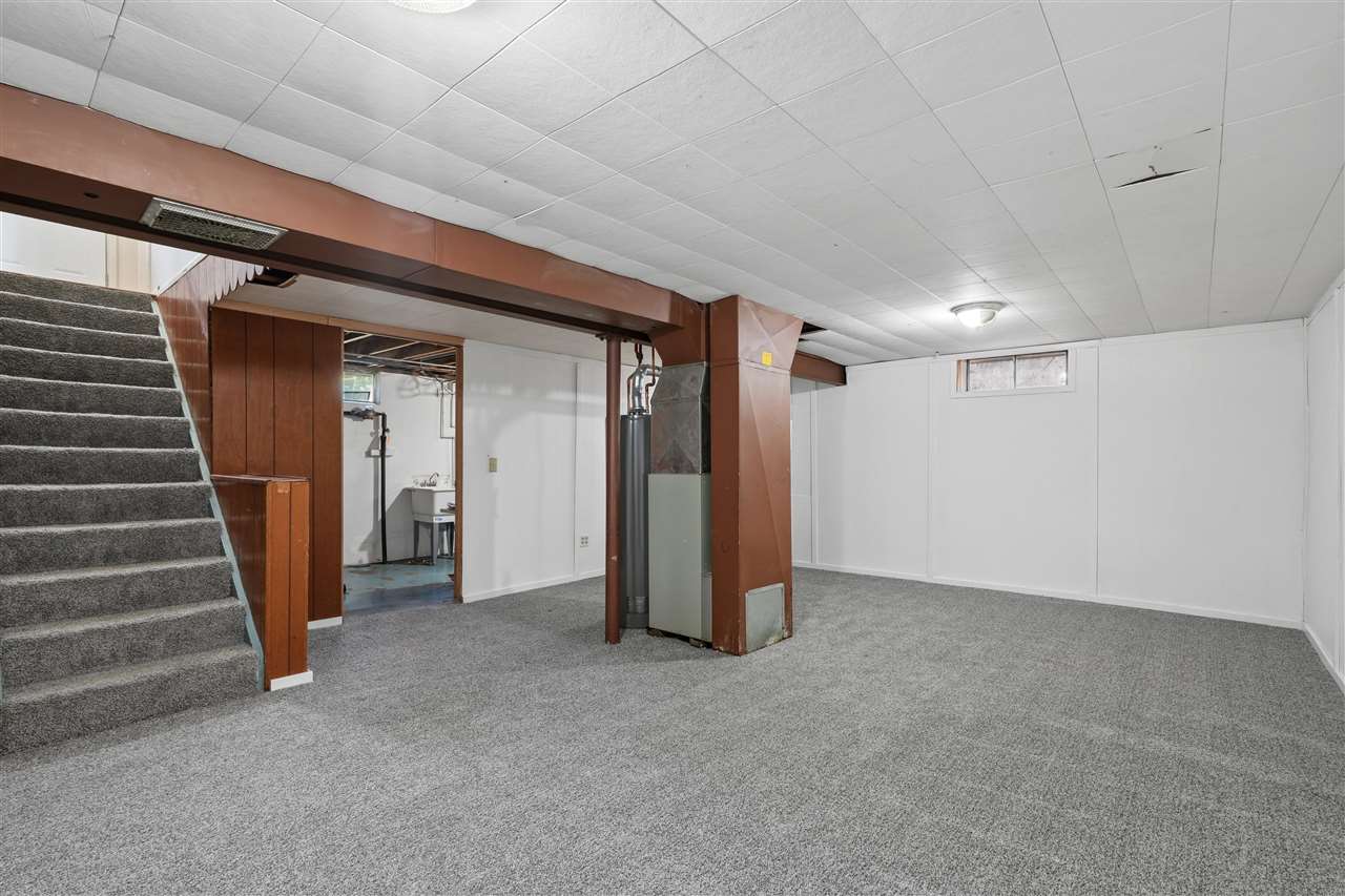 5240 Harbet Avenue NW Cedar Rapids IA 52405