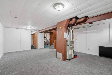 5240 Harbet Avenue NW Cedar Rapids IA 52405