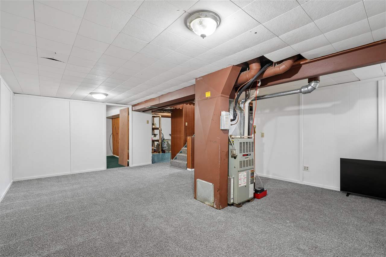 5240 Harbet Avenue NW Cedar Rapids IA 52405