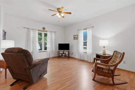 834 S 9th Avenue Washington IA 52353