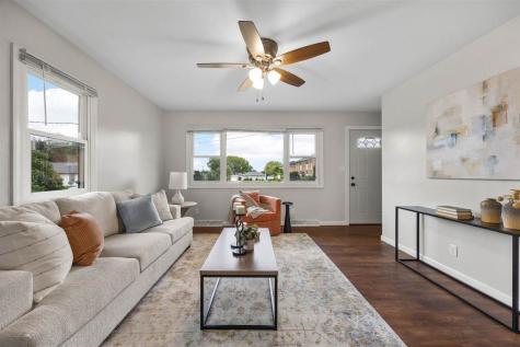 304 B Avenue Hiawatha IA 52233