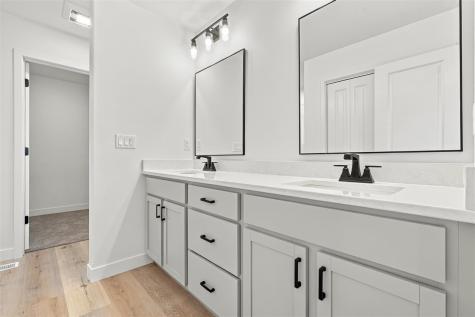 1306 E Gable Way Tiffin IA 52340