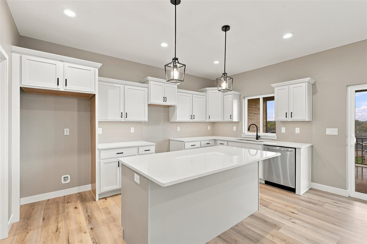 1306 E Gable Way Tiffin IA 52340
