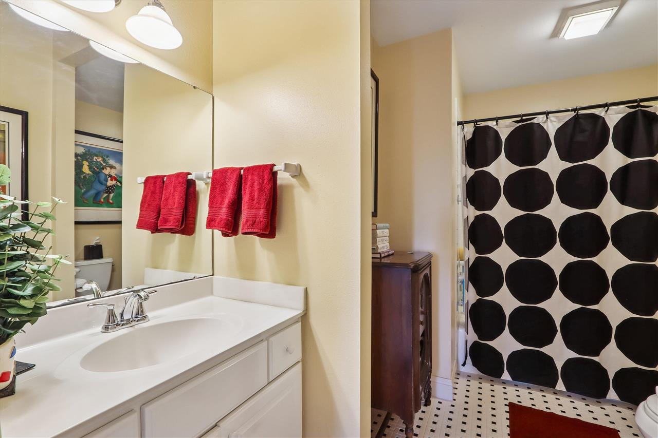 1 Acorn Court Iowa City IA 52246
