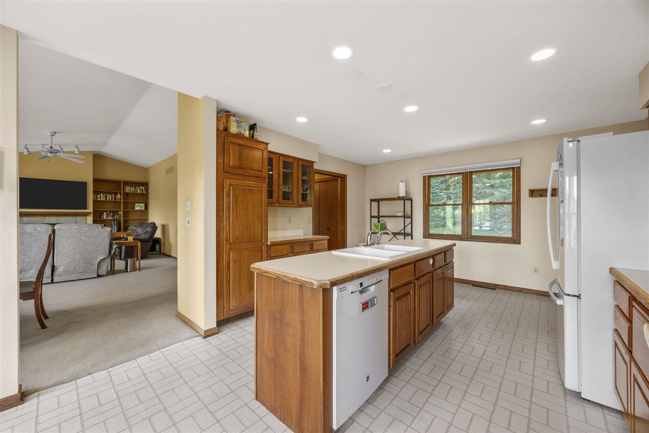 37 Lakeview Knoll NE Iowa City IA 52240