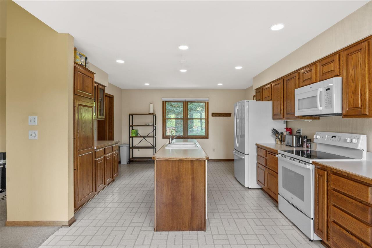 37 Lakeview Knoll NE Iowa City IA 52240