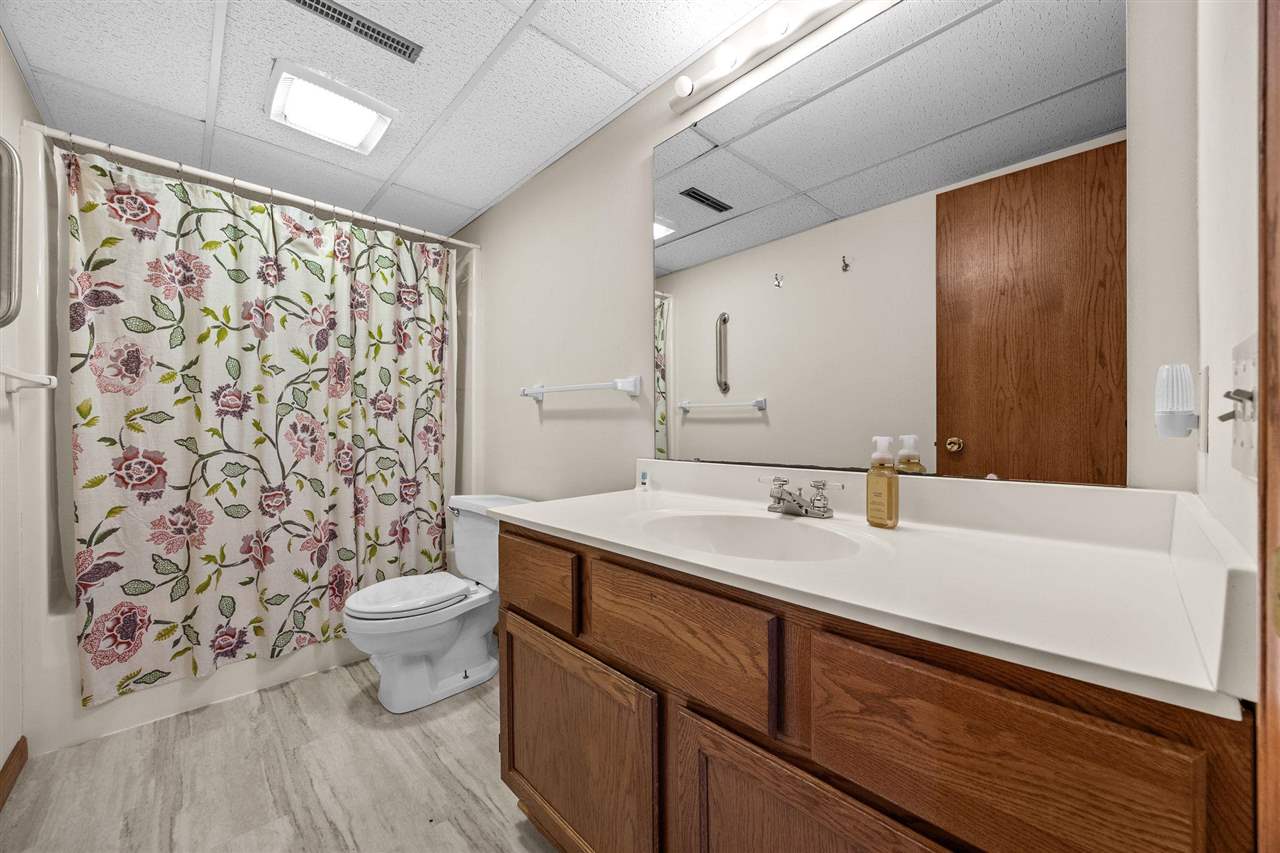 37 Lakeview Knoll NE Iowa City IA 52240