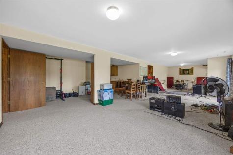 37 Lakeview Knoll NE Iowa City IA 52240