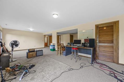37 Lakeview Knoll NE Iowa City IA 52240