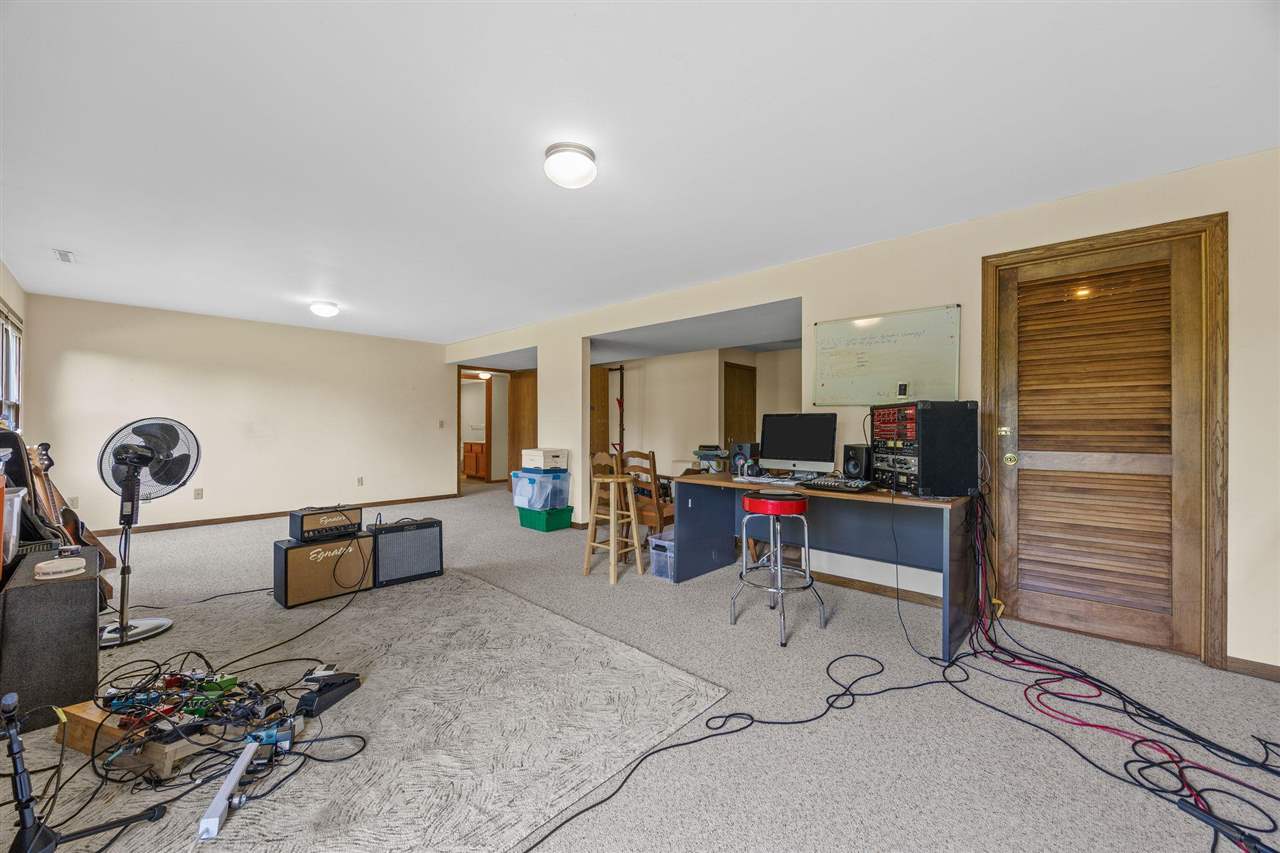 37 Lakeview Knoll NE Iowa City IA 52240