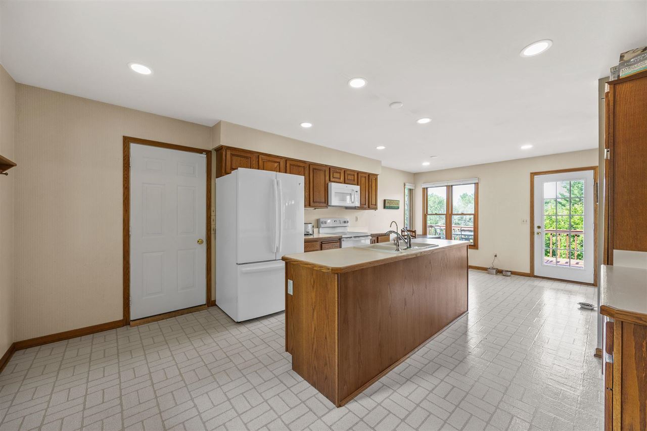 37 Lakeview Knoll NE Iowa City IA 52240