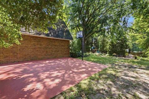 1124 Oakland Muscatine IA 52761