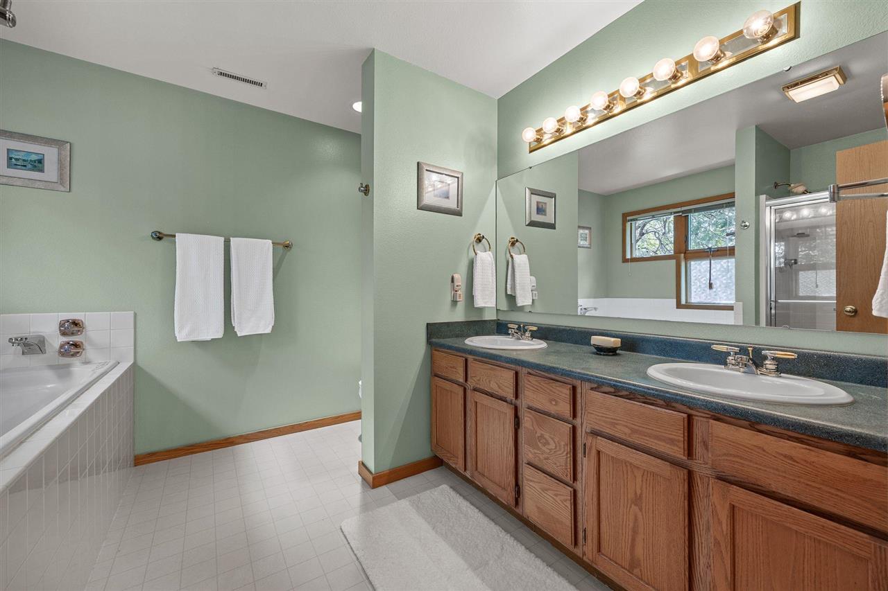 1902 Woodberry Court Iowa City IA 52246