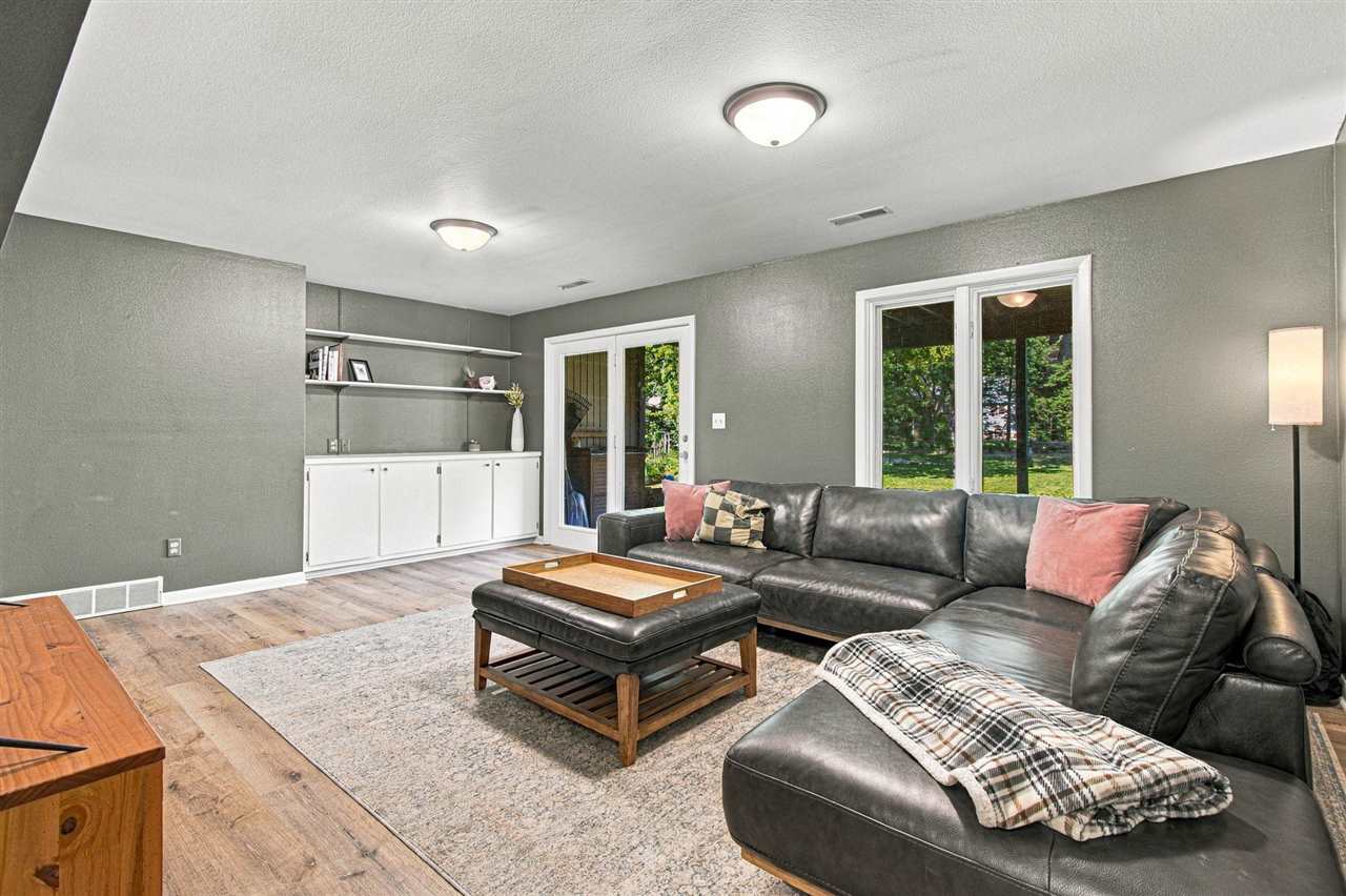 2228 Plaen View Drive Iowa City IA 52246
