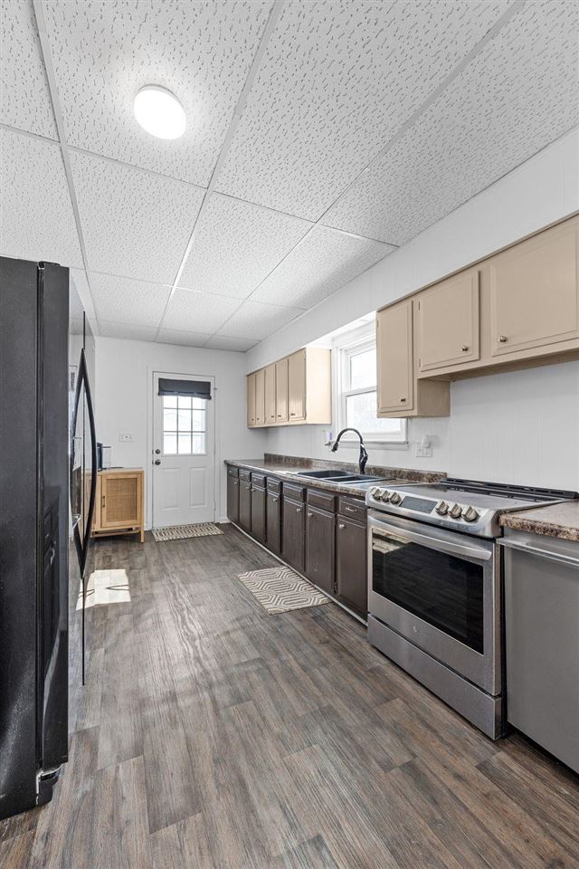 100 3rd Avenue Newhall IA 52315