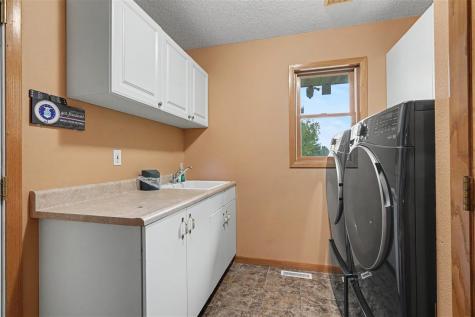 811 Valley Court Center Point IA 52213